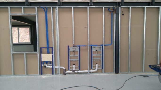 Geberit GIS Installation von hinten mit Wasserleitungen