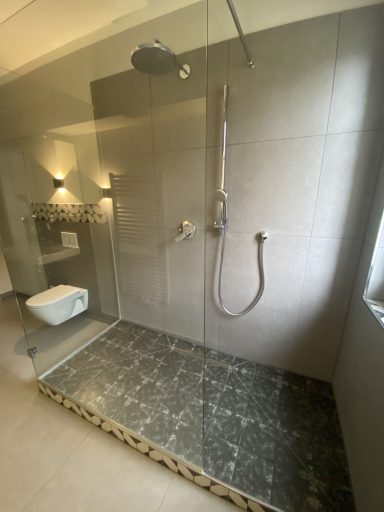 Neuer riesiger Duschbereich in einem Altbau